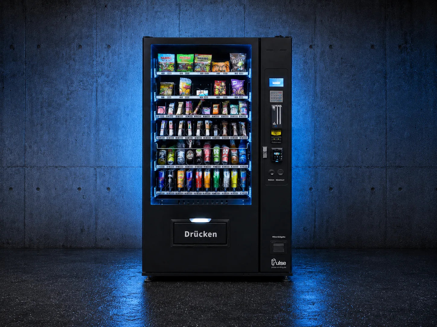 PV1100 Warenautomat mit Snacks und Getränken vor blauer Wand