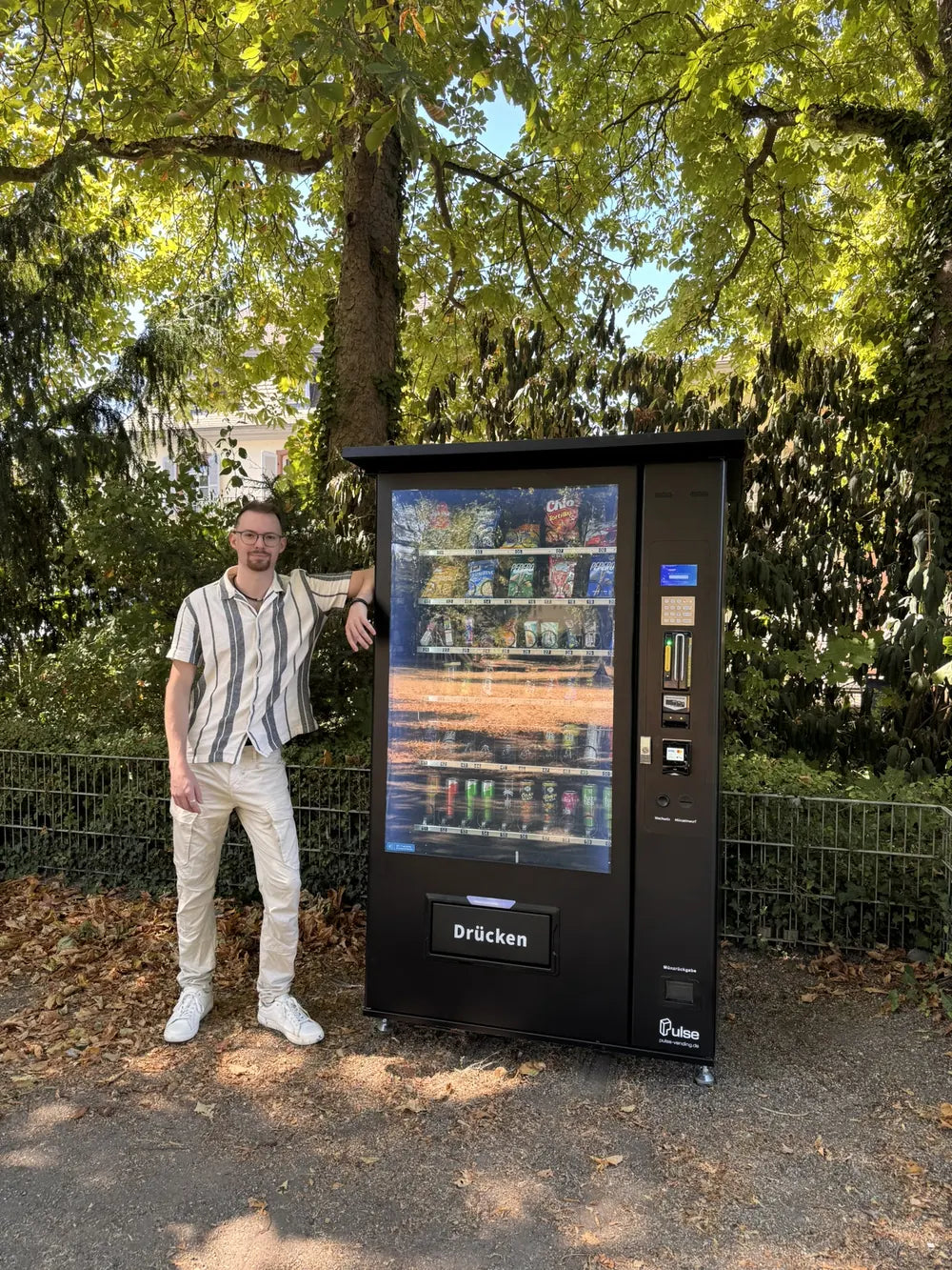 Stephan, Automatenbetreiber aus Mannheim, neben seinem Pulse-Snackautomaten